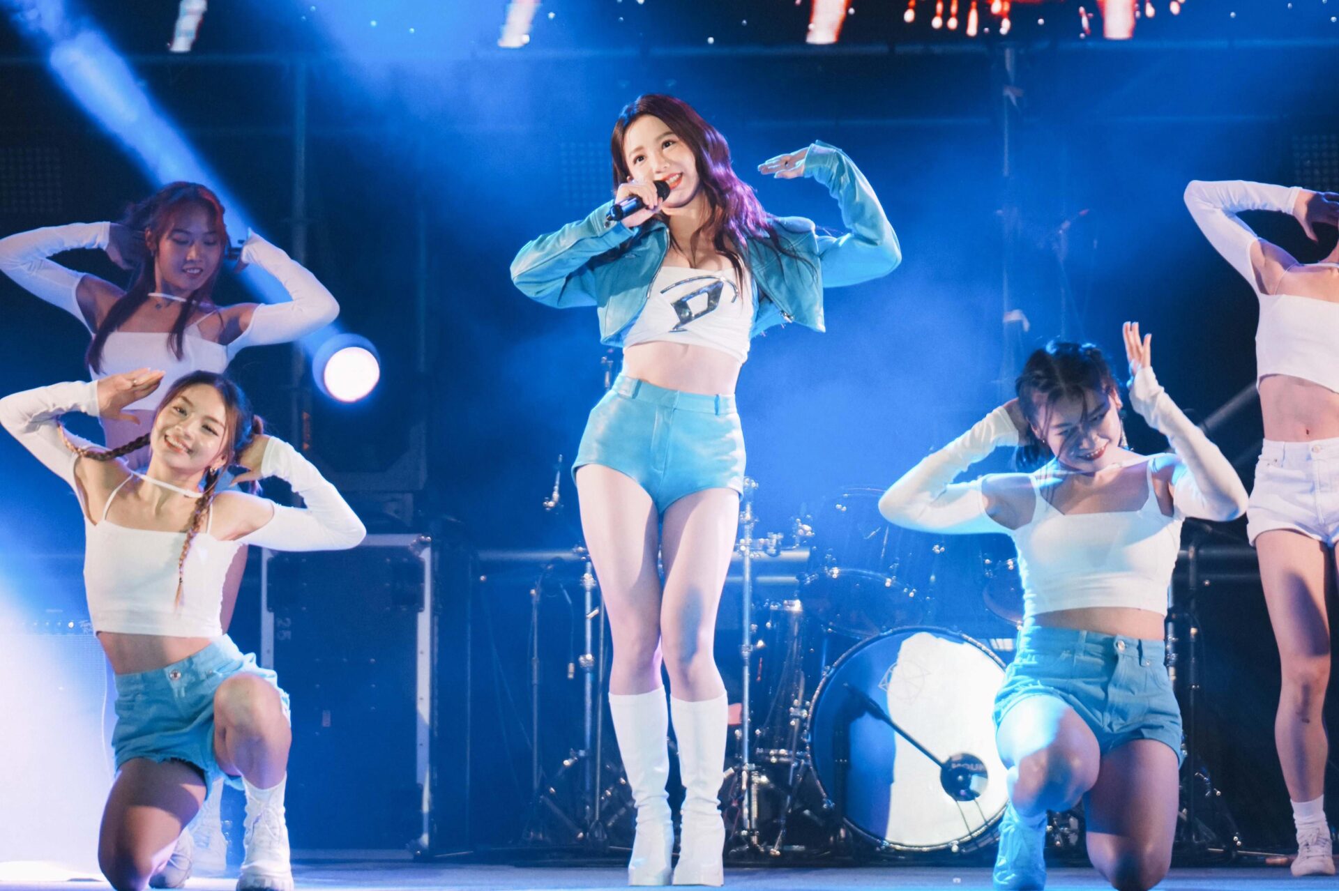 郭書瑤連莊南投跨年 熱褲白靴帥氣演出