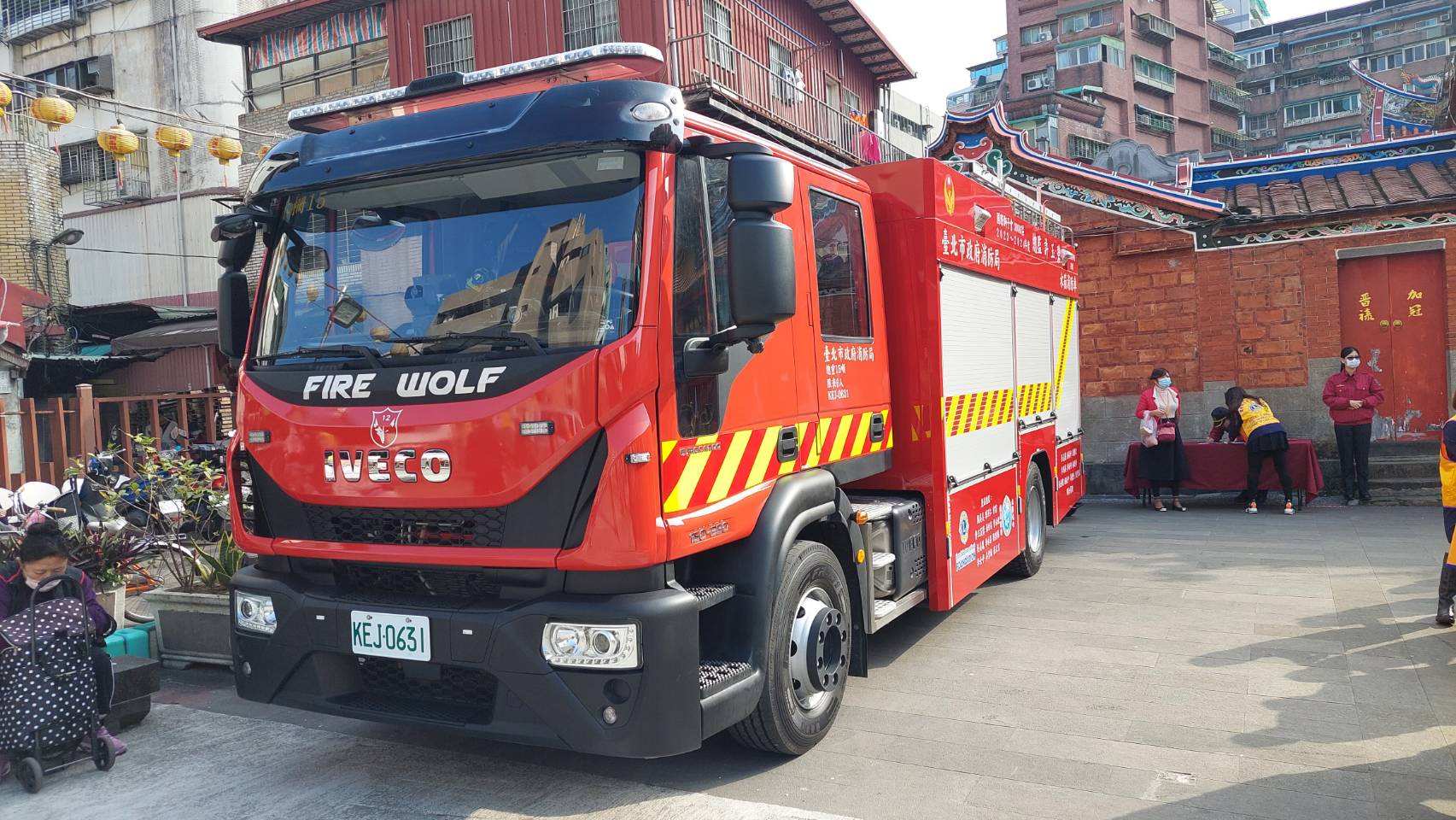 國際獅子會300A3區捐贈價值800萬元的大型水箱消防車給台北市消防局。(圖/記者張欽攝影)