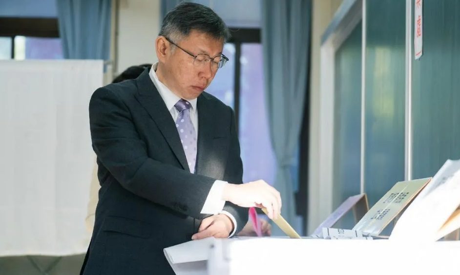 柯文哲曾嗆各家「選後就知誰沒穿褲子」！粉專狂酸：原來是「柯老三啊」