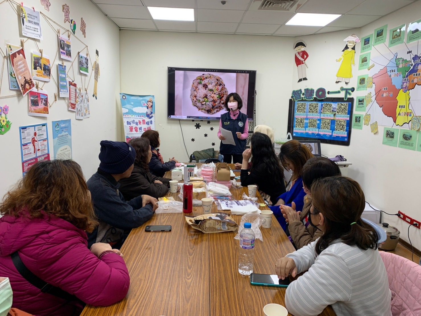 移民署基隆服務站宣導《移民法》新制　新住民齊聚聽課、吃美食