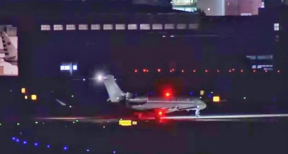 美高階代表團搭乘包機　晚間7：03分抵松山機場