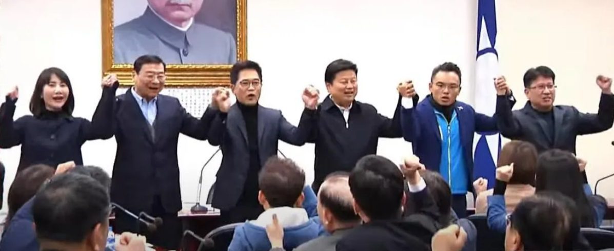 國民黨立院黨團三長選舉 全體「鼓掌通過」傅崐萁接棒新任總召 國民黨立院黨團三長選舉 全體「鼓掌通過」傅崐萁接棒新任總召