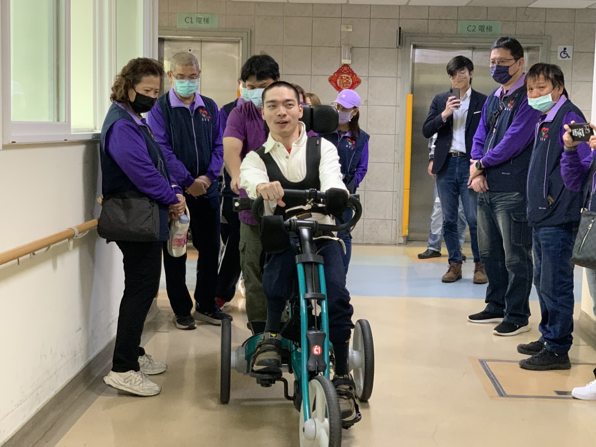 蘆洲區青年愛心協會贈復健三輪車　八里愛心教養院院生開心踩動雙輪