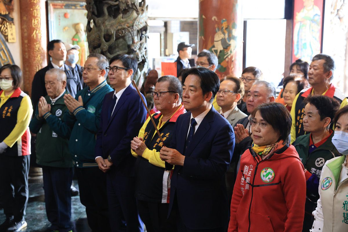 陪同賴清德至元帝廟參香祈福　陳其邁祈求風調雨順、國泰民安