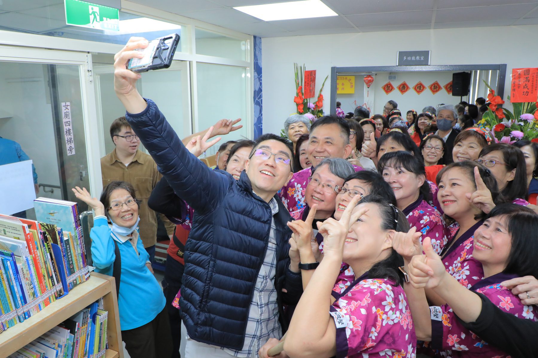 基隆市長謝國樑參加客家鄉親團拜受到熱烈歡迎。(圖/基隆市政府提供)