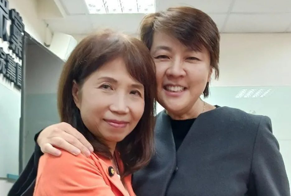 陳昭姿投廢票民眾黨支持者喊開除黨籍　黃珊珊曬摟抱照力挺：昭姿姐加油