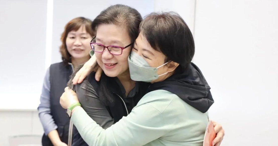 台中市食安處「4寶爸」堅守崗位未回家 盧秀燕大大擁抱給揪瘦肉精豬無名英雄 台中市食安處「4寶爸」堅守崗位未回家 盧秀燕大大擁抱給揪瘦肉精豬無名英雄