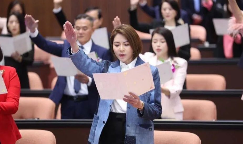 院長選舉陳昭姿投票印泥「沾到她」 陳菁徽:當下嚇到吃手手 院長選舉陳昭姿投票印泥「沾到她」 陳菁徽:當下嚇到吃手手