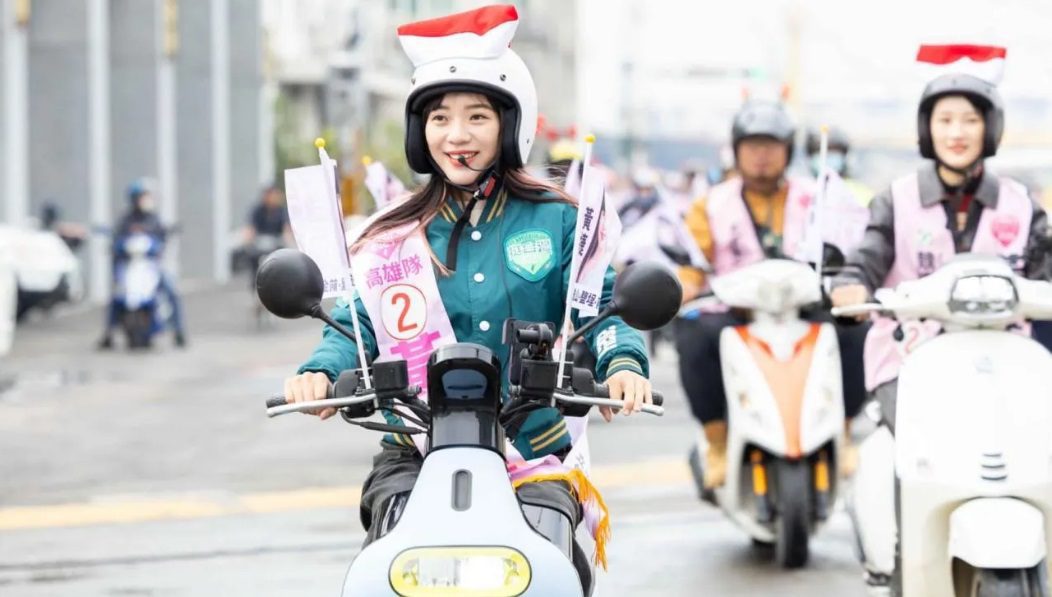 韓國瑜挨轟首日沒上班　黃捷卻連跑5市場發春聯　他怒嗆民進黨「噁心」