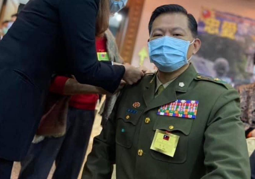 少將「路邊強吻」馬尾妹激情畫面曝…局長震怒！國安局回應了