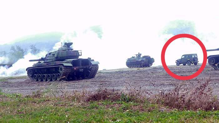 毫無防護力的輕型戰術輪車  居然跟著戰甲車在執行衝鋒 ！