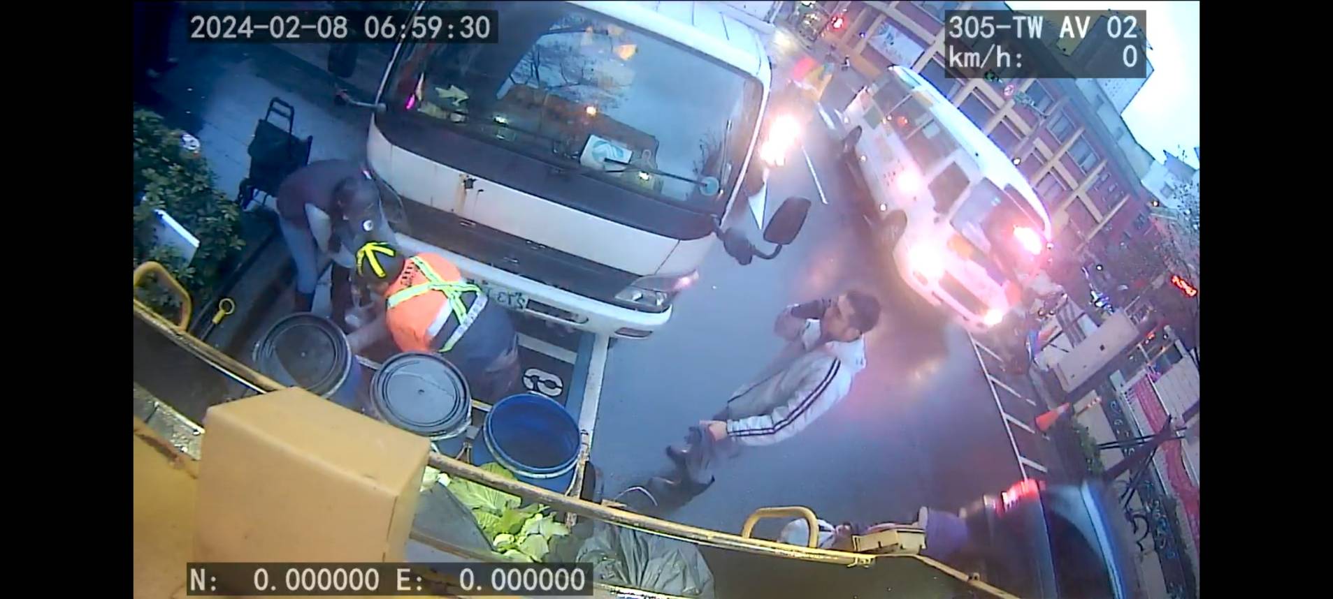 監視器拍下的基隆市環保局回收車誤傷民眾的畫面。(圖/基隆市政府提供)