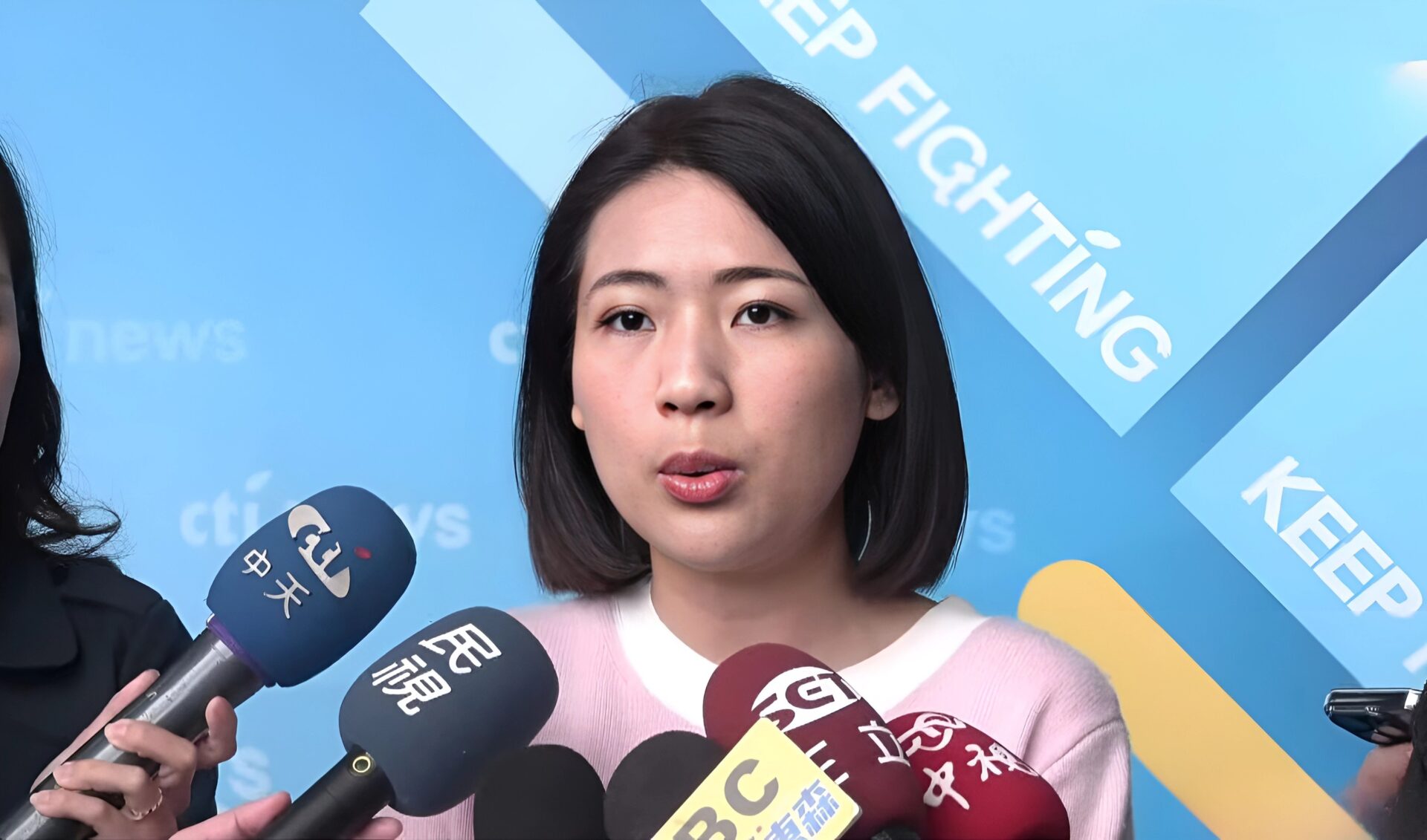 徐巧芯對陸配YouTuber 焦慮主婦喊話:支持民進黨又不是什麼很丟臉的事,都去站台助選了 徐巧芯對陸配YouTuber 焦慮主婦喊話:支持民進黨又不是什麼很丟臉的事,都去站台助選了