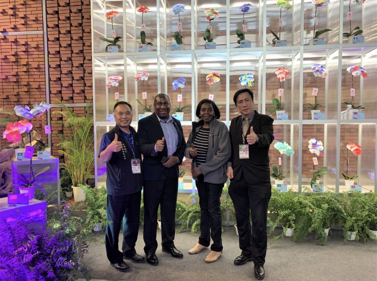聖露西亞商工部長希波莉參訪台南　讚嘆台灣蘭花育種產業成熟