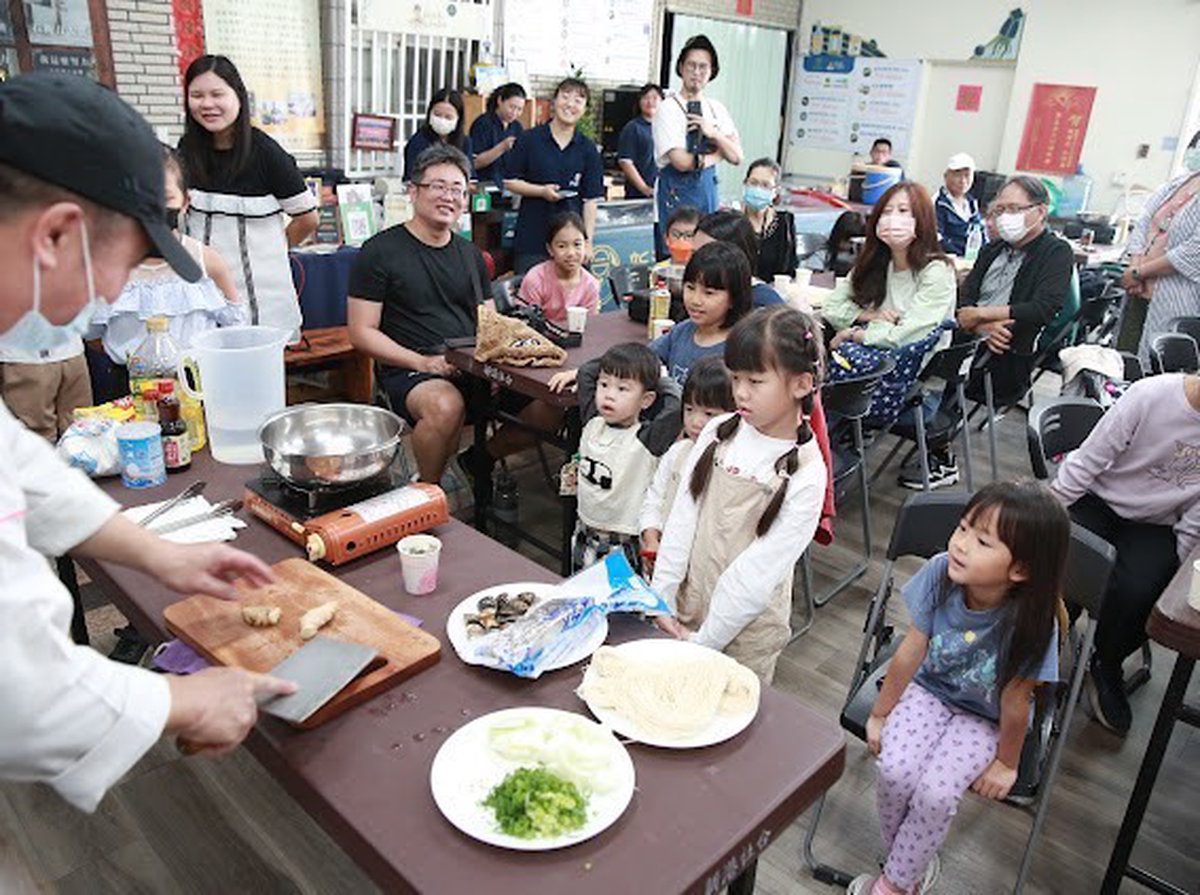 親子動手體驗餐桌上的革命 綠色友善餐廳大廚用美食「魚你相育」 親子動手體驗餐桌上的革命 綠色友善餐廳大廚用美食「魚你相育」