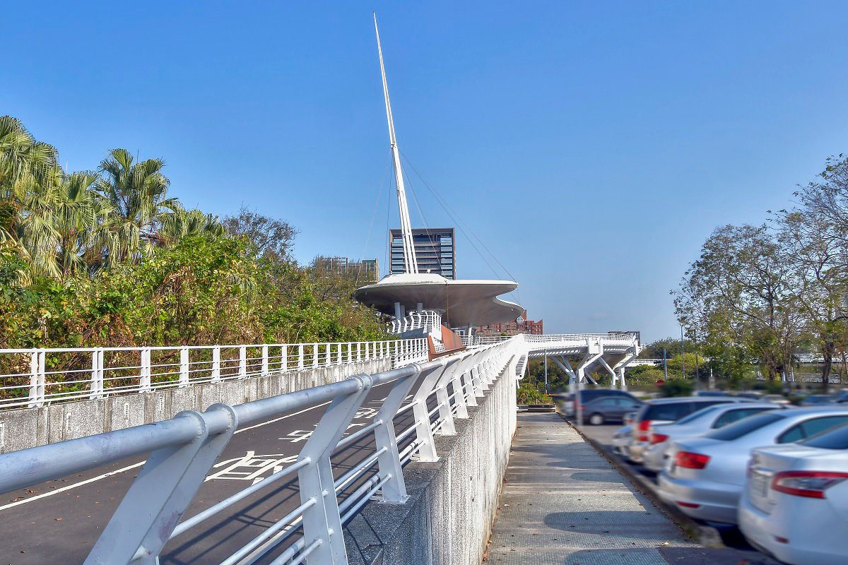 高市翠華自行車景觀橋上春妝 鐵馬漫遊添新意