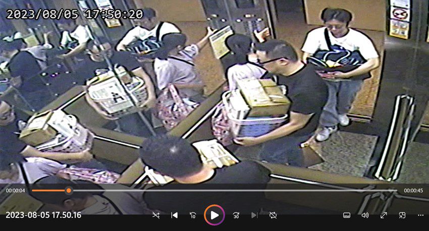 黃嘉烽與1男1女拿著整箱物品搭電梯離開公司，李銪浤以該畫面當證據，控告黃竊取公司大小章等文件。(圖/李銪浤提供)