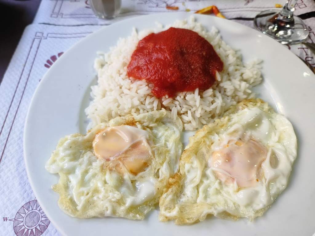 ▲在特里亞卡斯特拉點的番茄醬、蛋、白米飯，很難忘的一餐