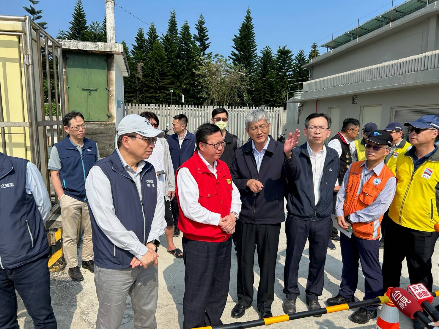 圖說:交通部航港局葉協隆局長向鄭文燦副院長與交通部長王國材報告蘇花中斷海運備援辦理情形。(圖/交通部航港局 提供)