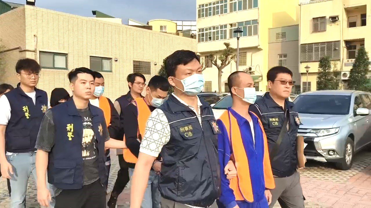 警方解送人犯，依序為蔡嫌、白嫌、陳嫌。(圖／刑事警察局 提供)