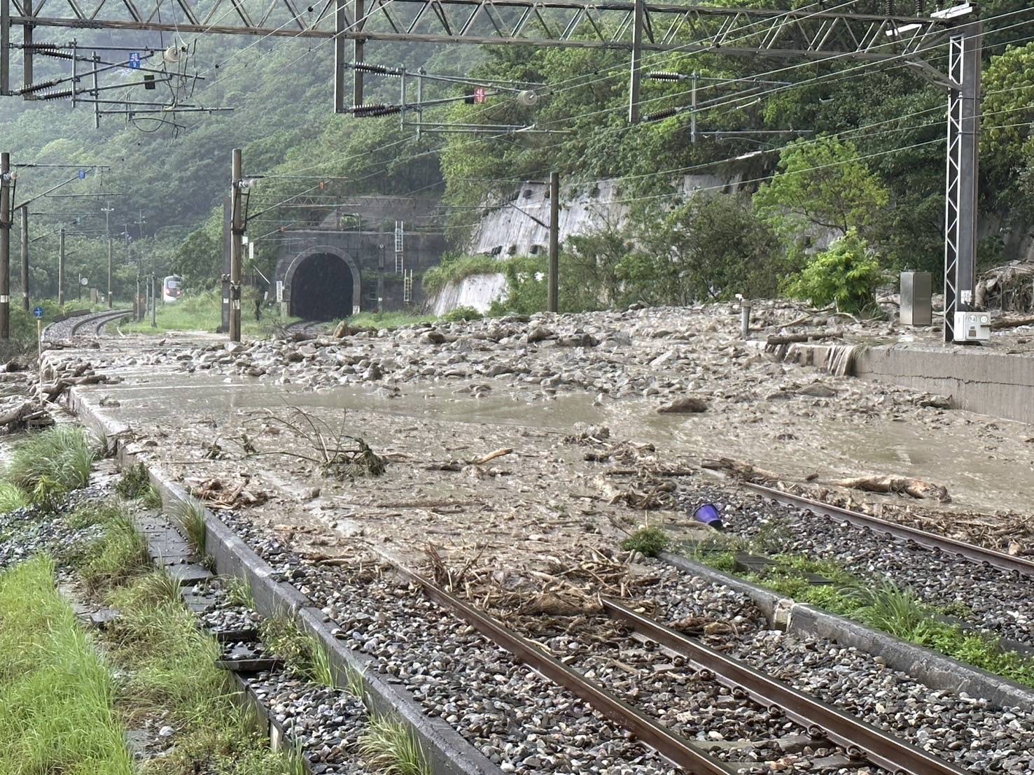 花蓮豪雨土石流侵襲　台鐵北迴線雙線不通、蘇花公路受阻