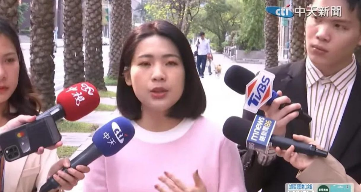 盧縣一「被投票」?徐巧芯還原真相:議事人員誤認戴口罩的丁學忠 盧縣一「被投票」?徐巧芯還原真相:議事人員誤認戴口罩的丁學忠