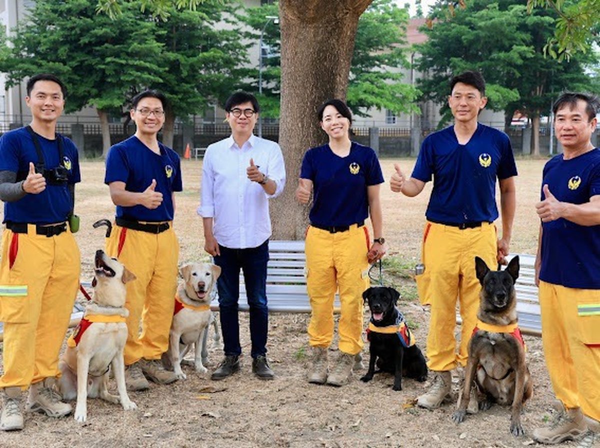 國際搜救犬日 陳其邁體驗搜救犬訓練 表達對搜救隊的感謝 國際搜救犬日 陳其邁體驗搜救犬訓練 表達對搜救隊的感謝