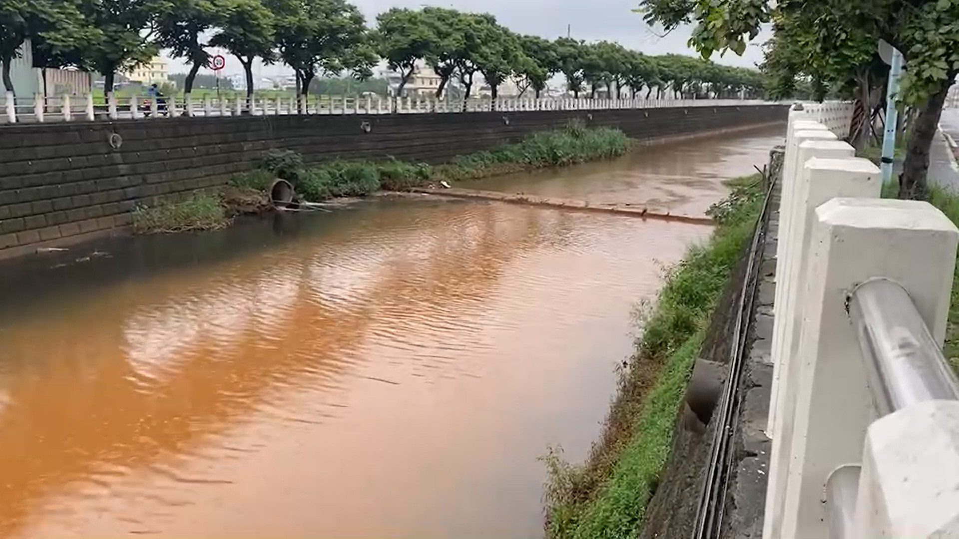 梧棲大排雨後黃河 中市環保局提前因應