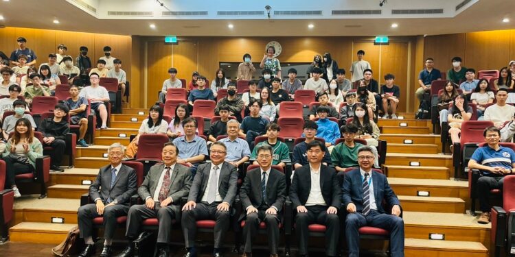 中原大學「科技創新講座」　台灣應材總裁余定陸分享創新之路