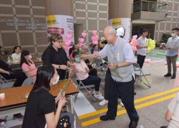 「抱緊處理愛+1」母親節活動　嘉義市警局表達對女性同仁的敬意