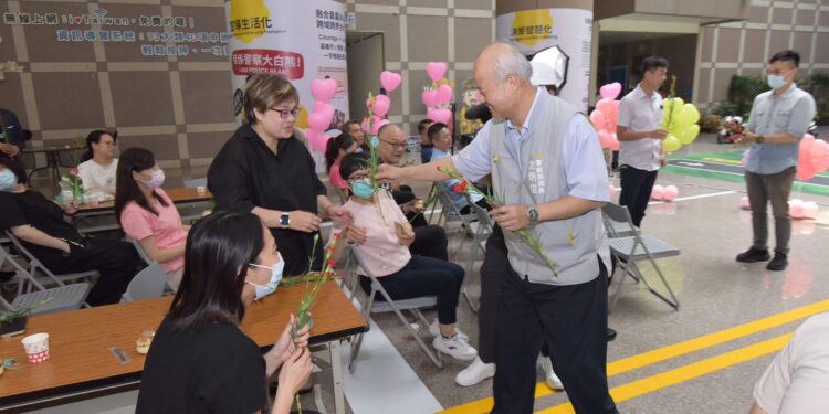 「抱緊處理愛+1」母親節活動 嘉義市警局表達對女性同仁的敬意 「抱緊處理愛+1」母親節活動 嘉義市警局表達對女性同仁的敬意