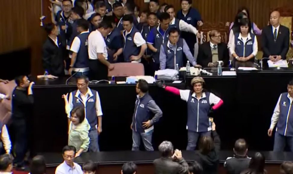 朝野立院全武行!藍營轟民進黨:暴力杯葛、執意反改革 朝野立院全武行!藍營轟民進黨:暴力杯葛、執意反改革