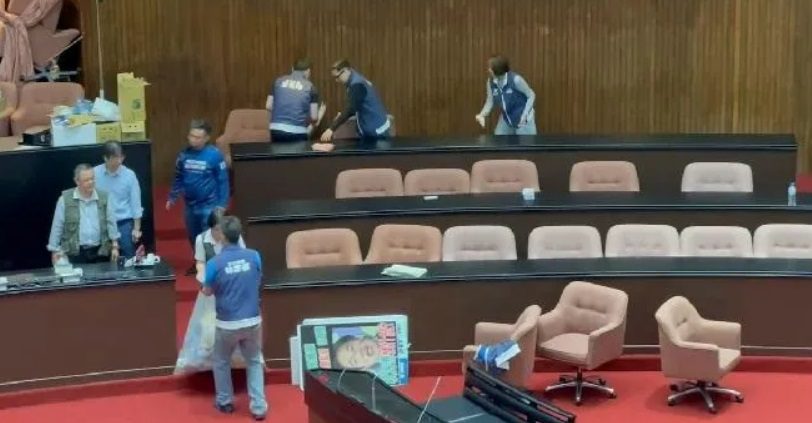 表決大戰零時結束散會　國民黨團留下清理垃圾、打掃議場環境　21日再進行後續對決