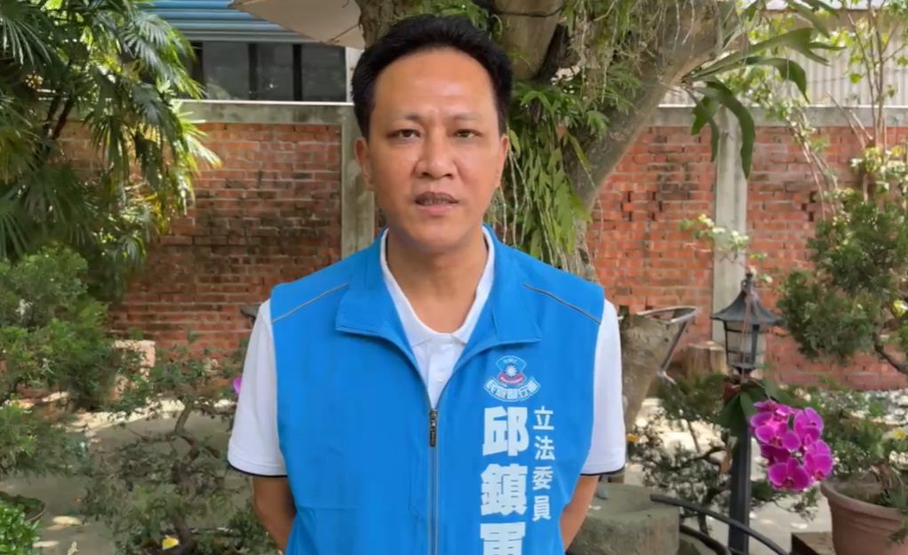 沈伯洋爬人牆摔地 黃捷甩鍋他「殺人未遂」?邱鎮軍回應了:為國會改革續奮戰 沈伯洋爬人牆摔地 黃捷甩鍋他「殺人未遂」?邱鎮軍回應了:為國會改革續奮戰