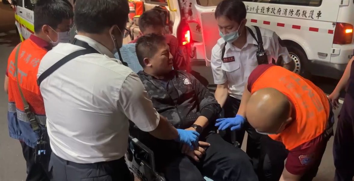 吳宗憲送醫嚴重傷勢曝光!黃健庭:遭人肘擊「肋骨斷裂」忍痛出院趕回立法院 吳宗憲送醫嚴重傷勢曝光!黃健庭:遭人肘擊「肋骨斷裂」忍痛出院趕回立法院