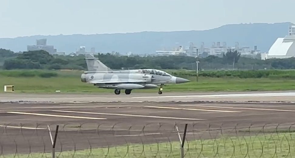 解放軍圍台軍演瀕臨開戰？空軍幻象戰機「掛彈升空」　新竹基地直擊畫面曝