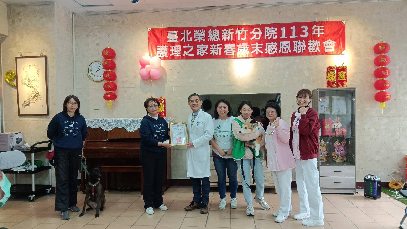 寵物輔療體驗治療犬暖心互動     為北榮新竹分院護理之家爺爺奶奶營造「家的感覺」照護環境