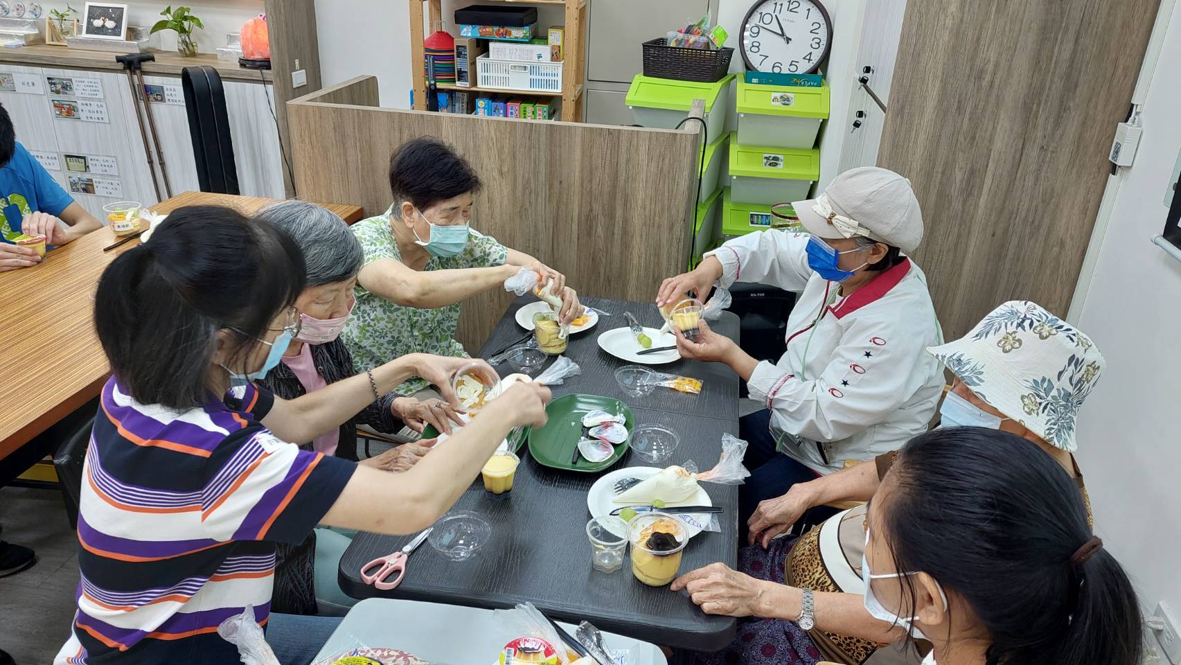 一日烘焙師體驗　社區爺奶伴身障日照學員手作蛋糕