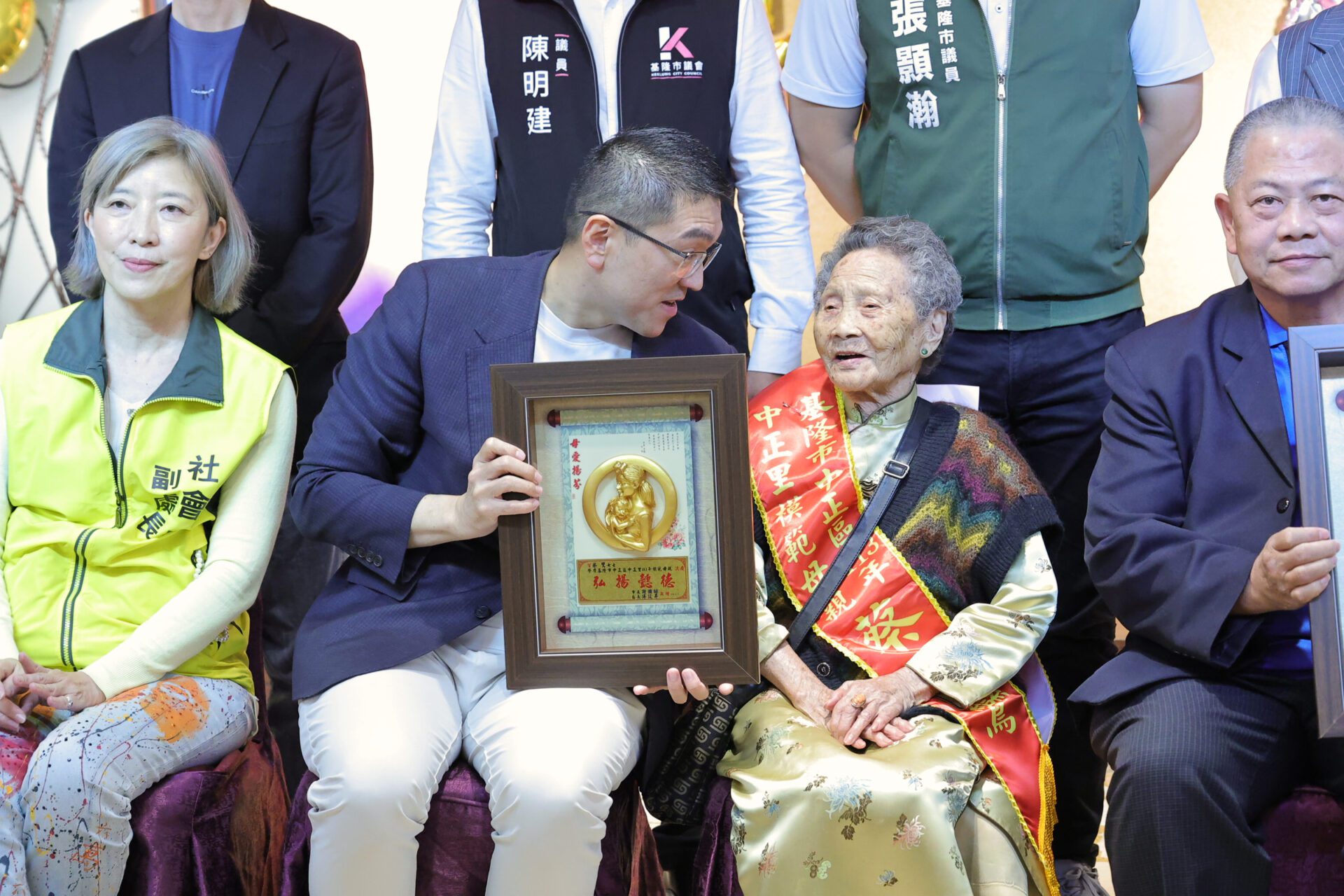 溫馨五月情　基隆市長謝國樑表揚中正區27位模範母親