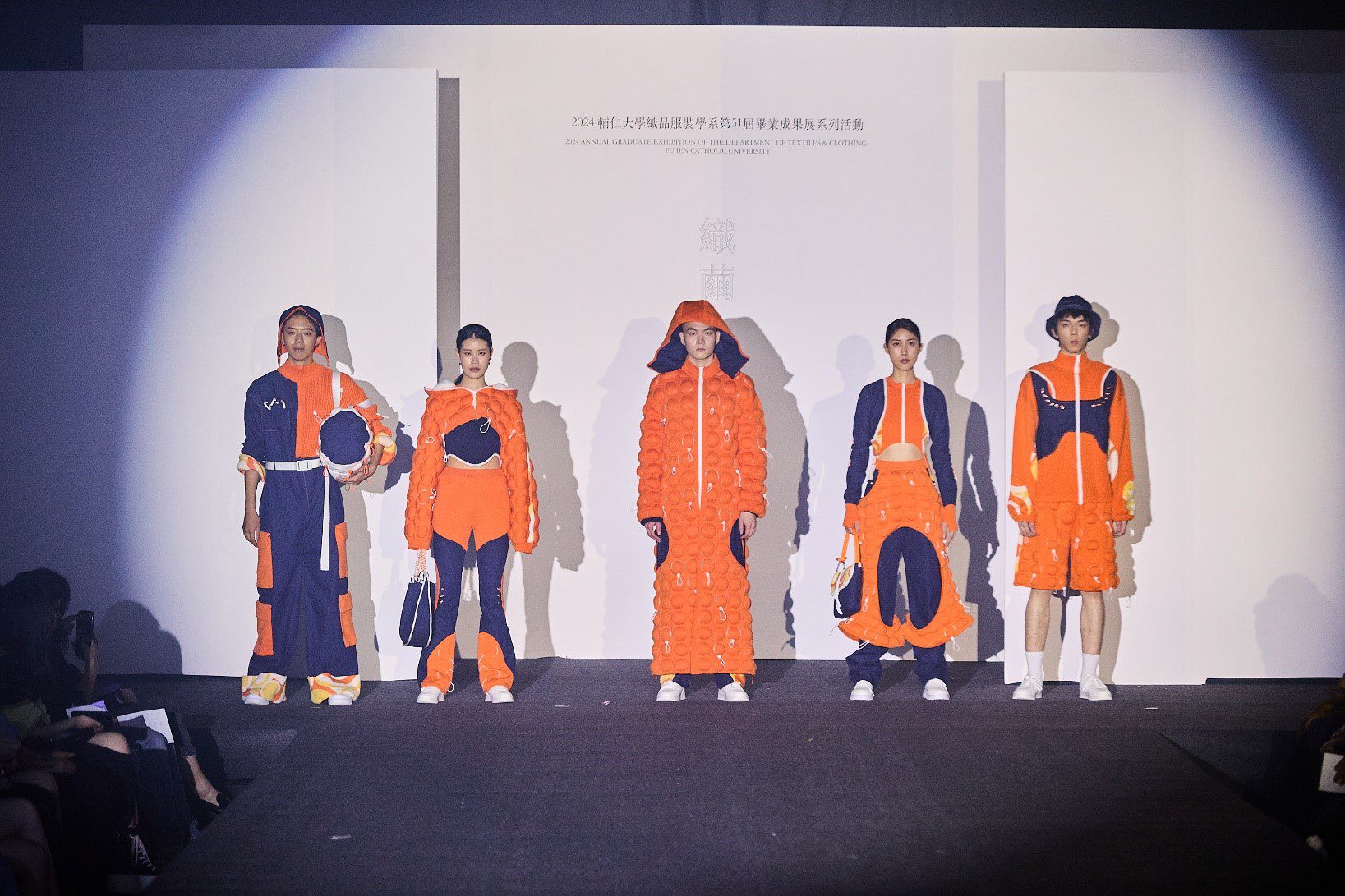 輔大織品系畢業展演「織繭」現場，學生們展現獨特風格的服裝設計。(圖/輔大織品系提供)