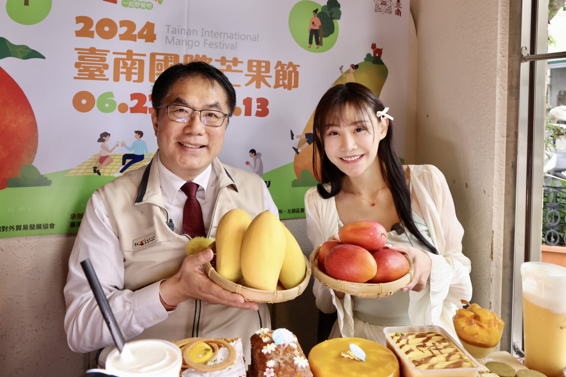 女神級大胃王泡芙與台南市長黃偉哲聯手宣傳芒果節