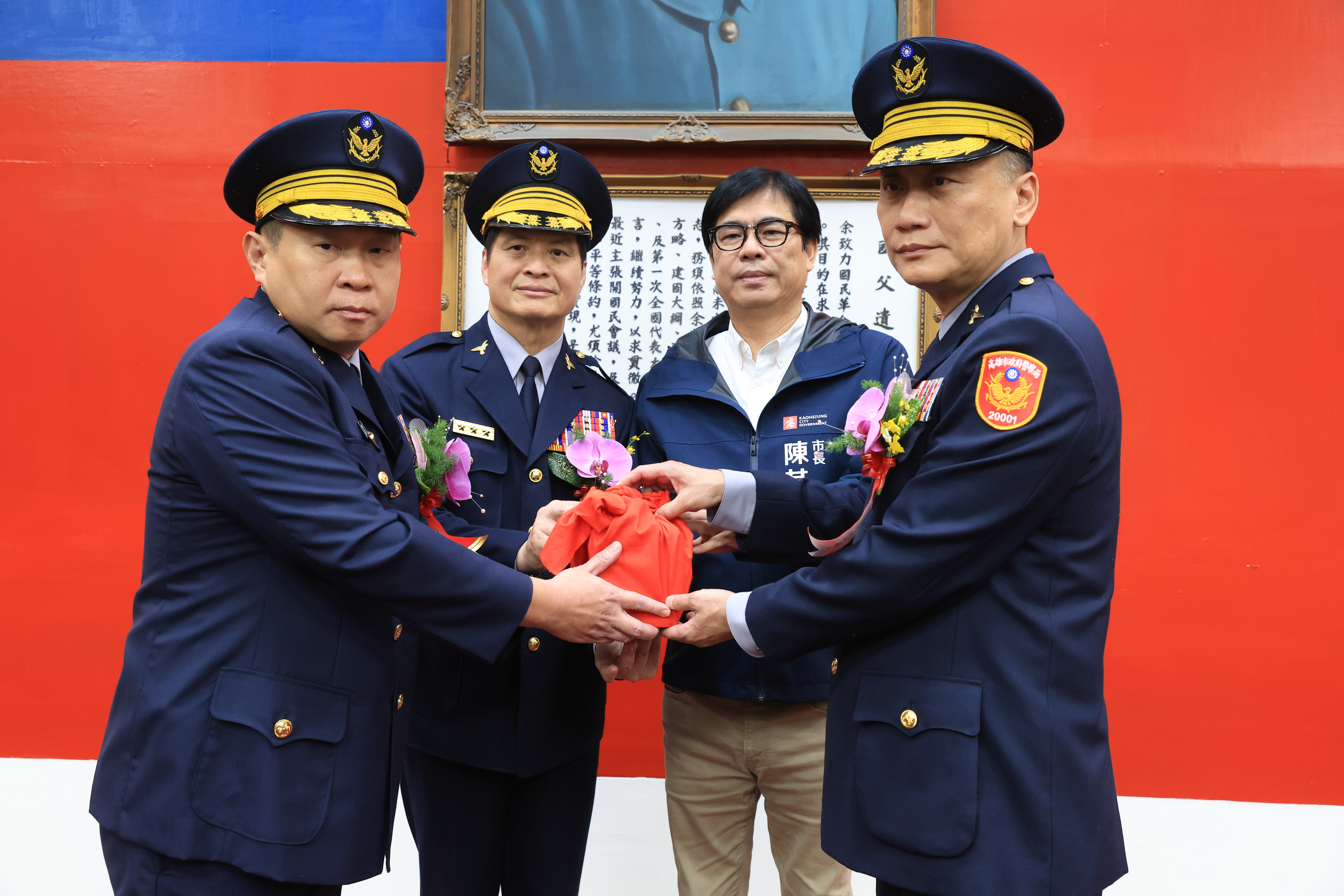 陳柏彰（左）接任新興分局長。林俊賢（右）接任鳳山分局長。市警局提供