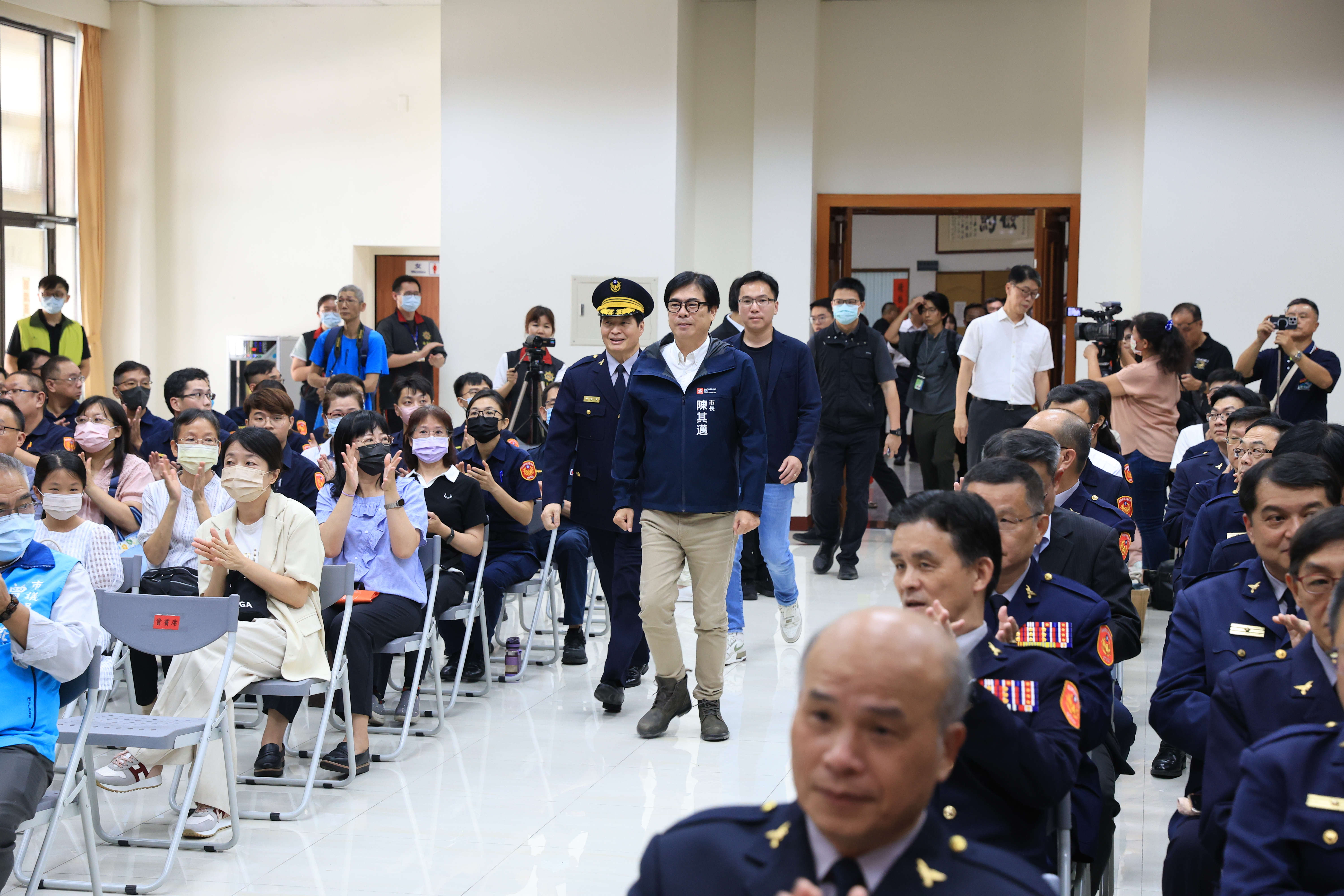 高雄市長陳其邁抵達市警局。警方提供