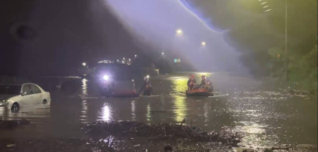 嘉義八掌溪與赤蘭溪暴漲溢堤　消防人員連夜出動橡皮艇救援