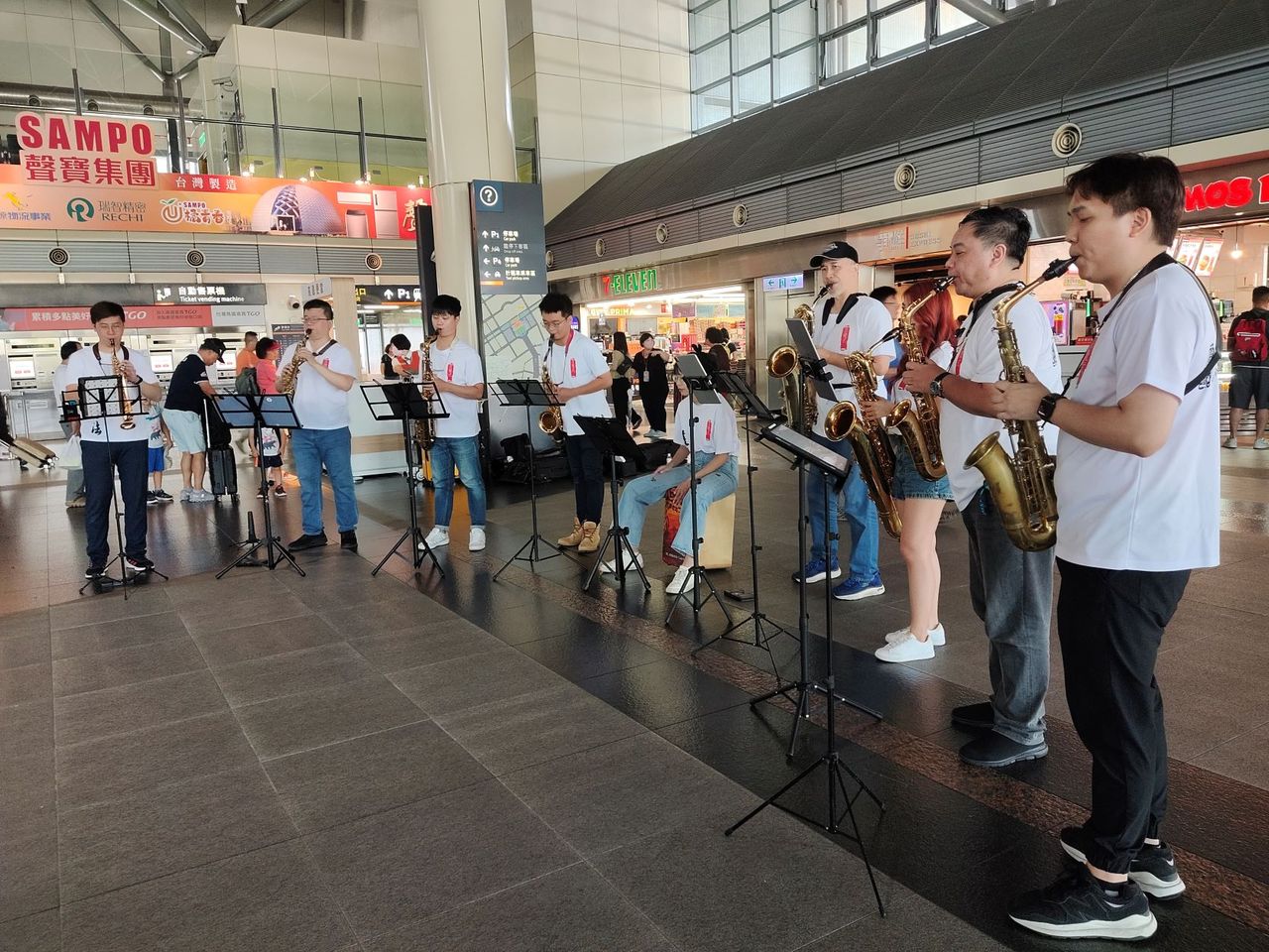 高鐵台南站吹好「風」 雙團聯手八重奏