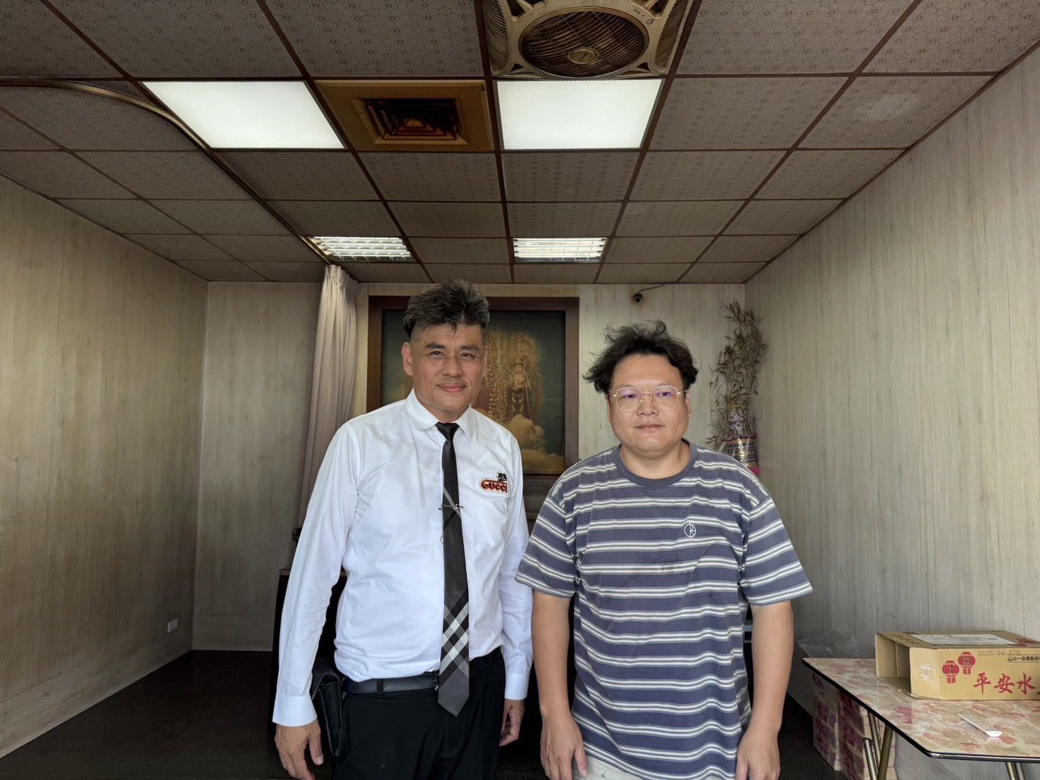 高雄市保全公會理事長陳紀孝(左)與前金區長生里里長陳宗佐(右`)都熱心公益。