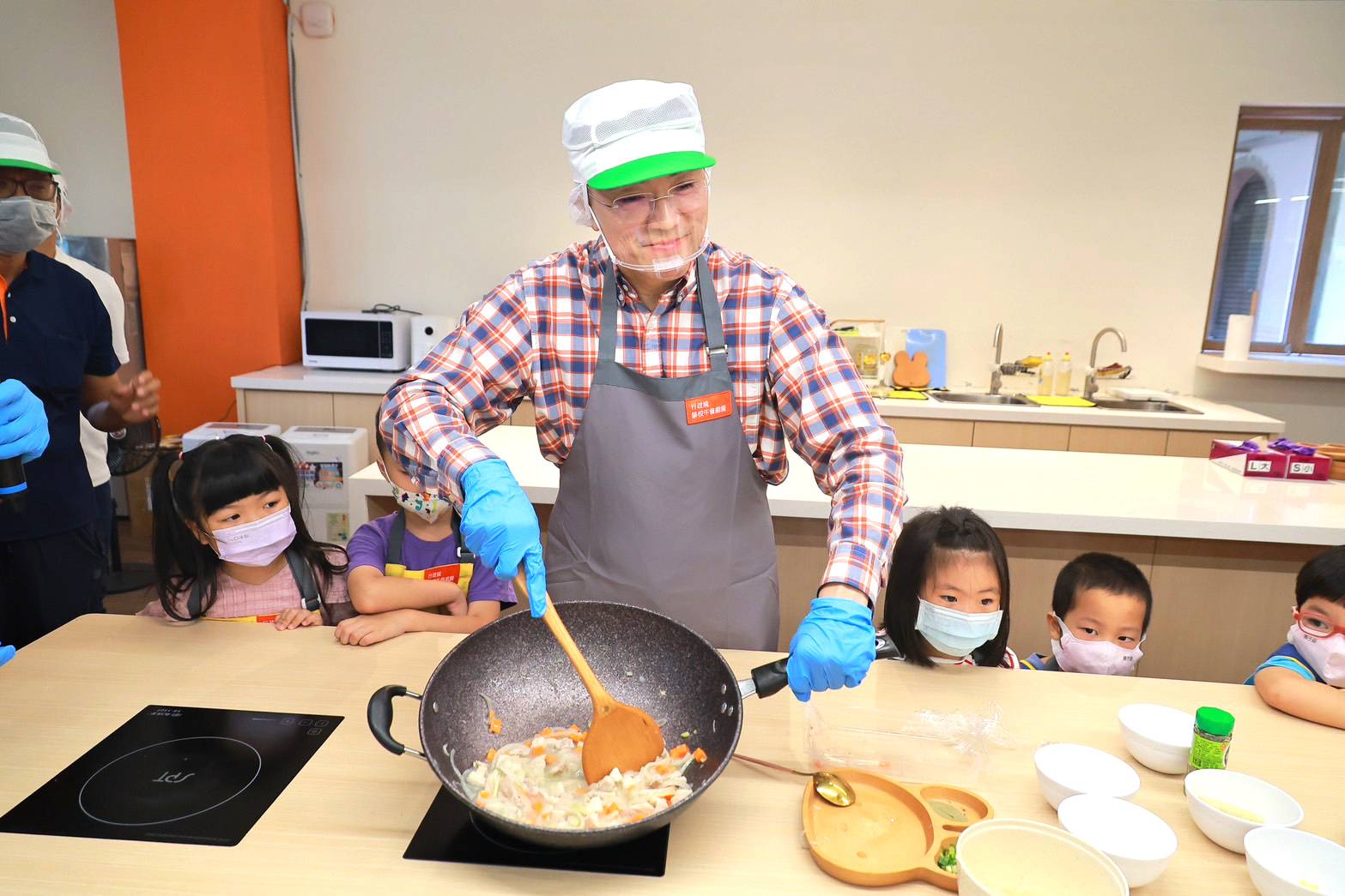 食安三箭全面升級　基隆市廚工暑假半薪福利8月起實施