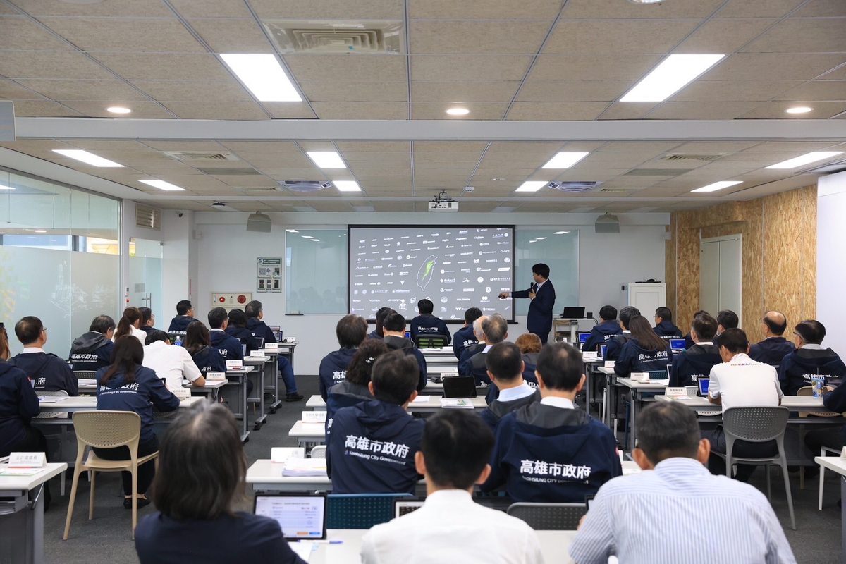 市政會議移師淨零學院　陳其邁率市府團隊交流、請益AI核心技術