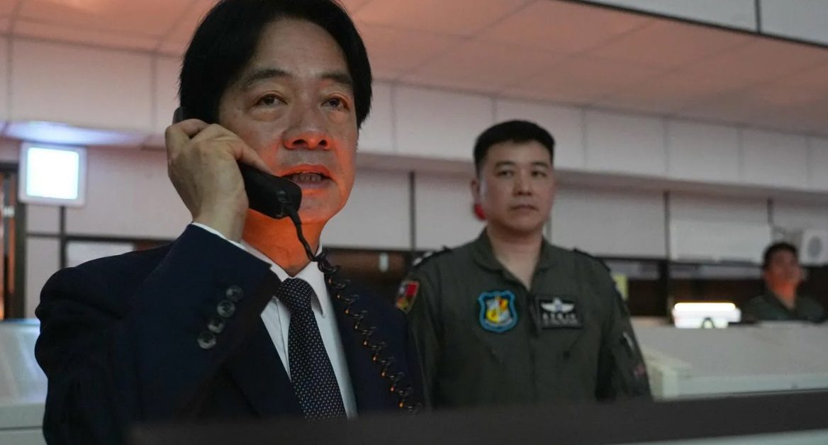 勗勉聯合利劍演習應處部隊　賴清德親和飛官空中對話：感謝為國辛勞 thumbnail