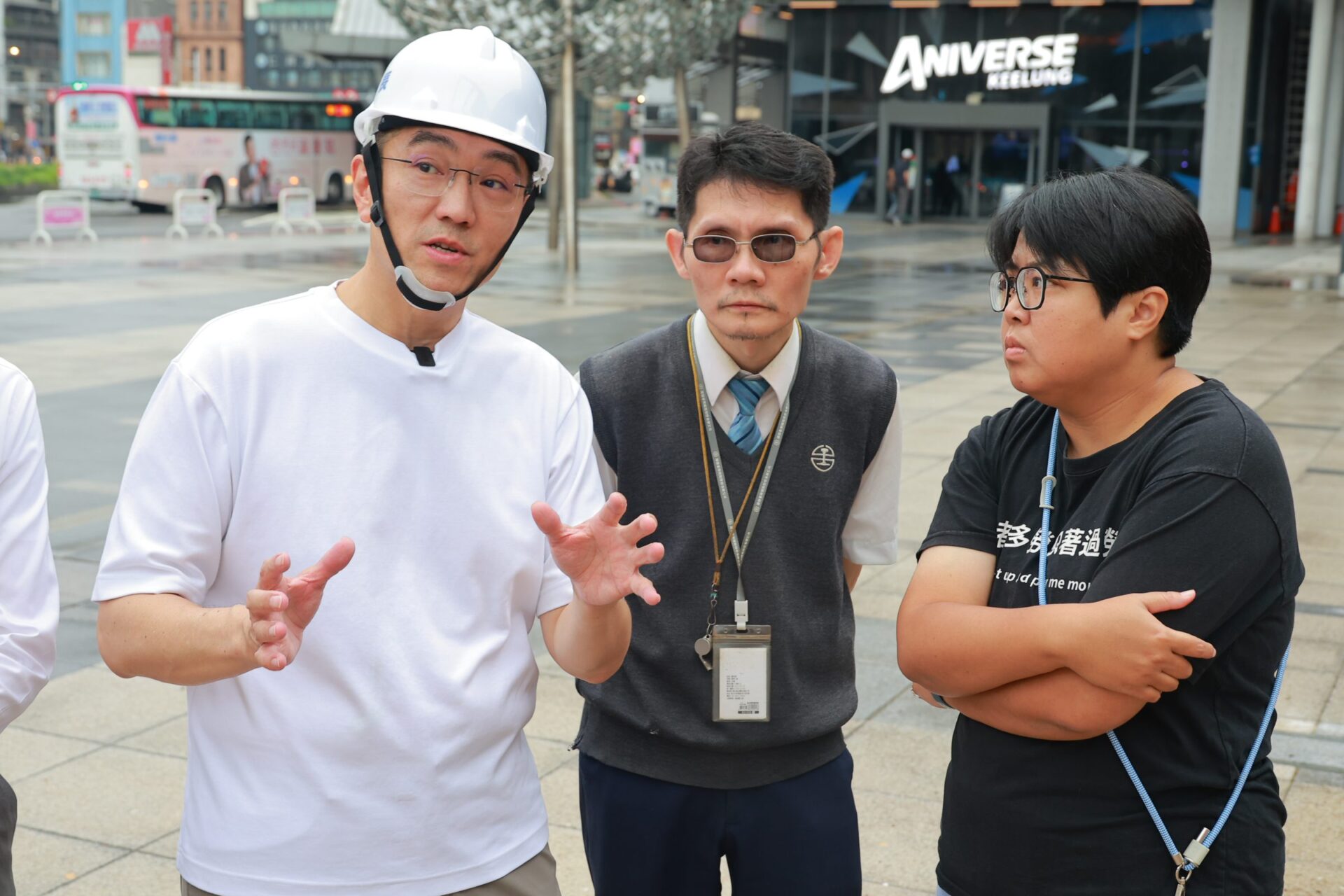 台鐵雕花雨棚鏽蝕　謝國樑親勘查：安全及文資找到平衡 thumbnail